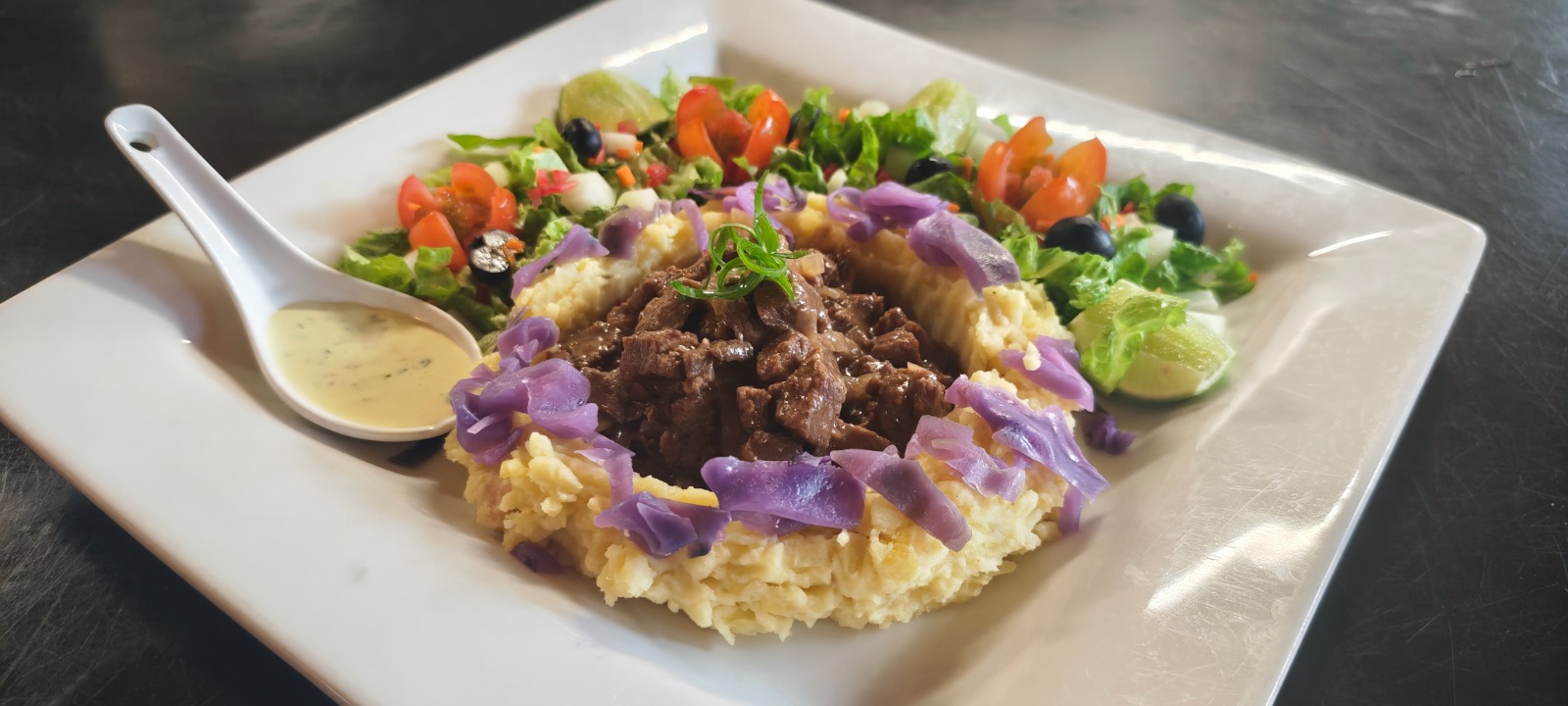 Plato de puré de col roja con estofado de carne haché